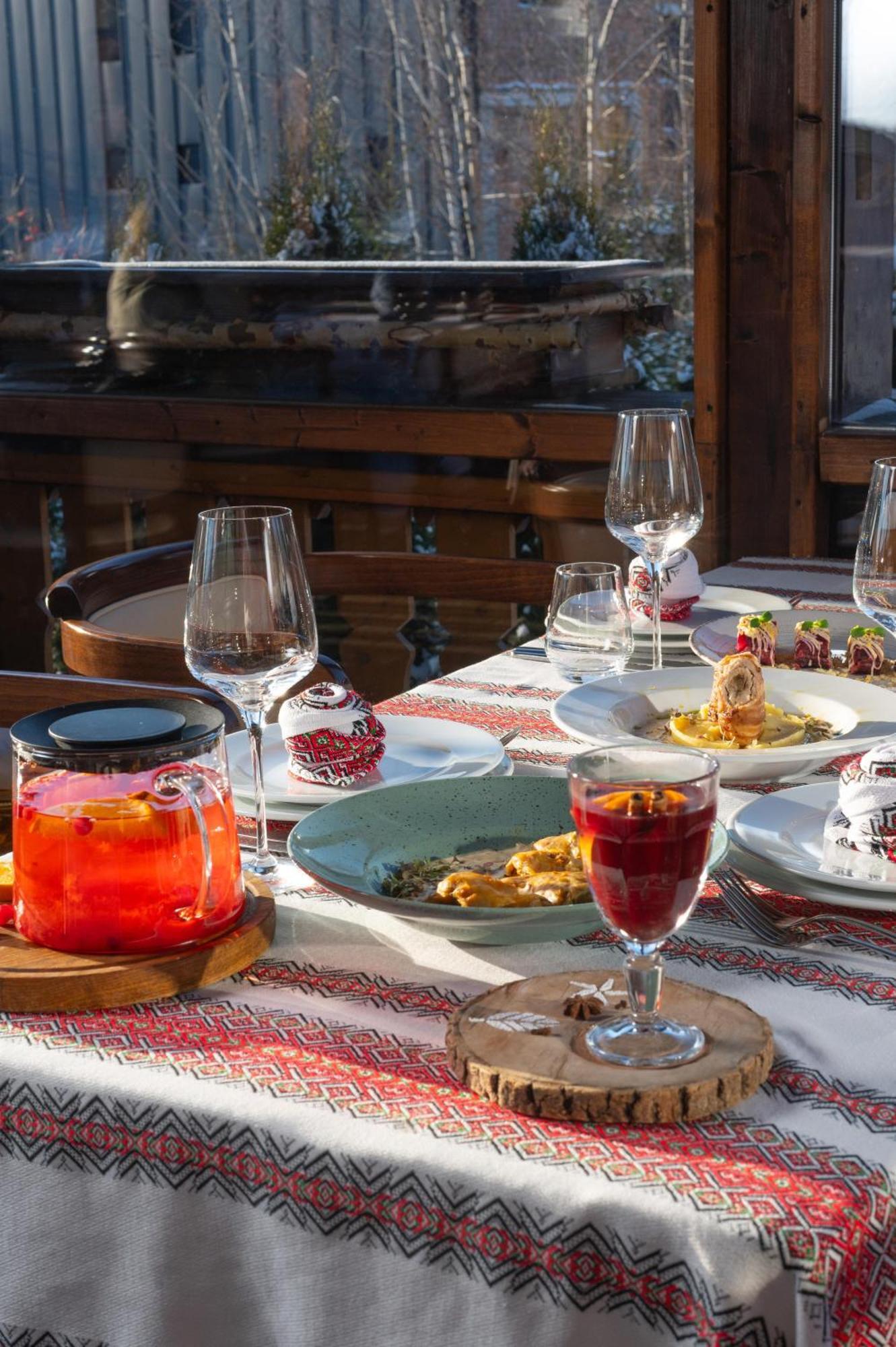 Korunka Hotel Tatariv Bagian luar foto